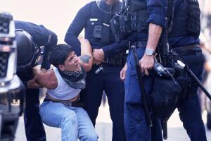 Una manifestante es detenida en el centro de Los Ángeles, el domingo 8 de junio de 2025, tras una redada contra inmigrantes. 