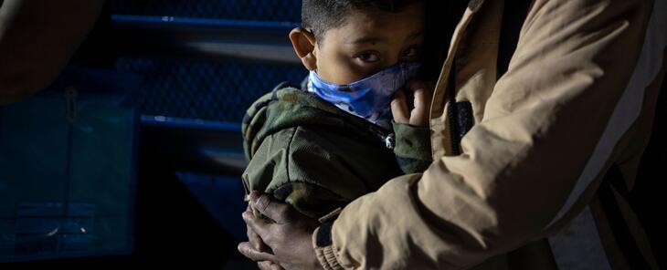 Juez ordena al gobierno que deje de deportar a niños inmigrantes que cruzan la frontera