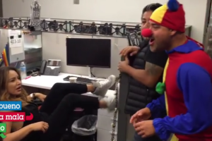Un payaso en los estudios de El Bueno, La Mala y El Feo 