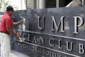 PANAMA-US-TRUMP-HOTEL sign removal
