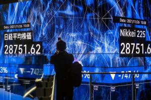 El índice Nikkei 225 de la Bolsa de Tokio registró pérdidas este viernes 26 de noviembre a causa de ómicron, la nueva cepa del covid-19.