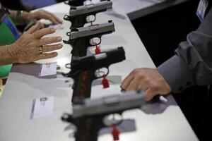 Pistolas en exhibición en la Convención de la Asociación Nacional del Rifle (NRA) en Atlanta, donde Trump habló este viernes.