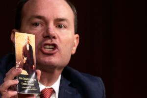 El senador republicano Mike Lee, sin mascarilla, pese a haber dado positivo al coronavirus diez días atrás.