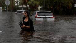 Imágenes de la emergencia por fuertes lluvias en Florida: hay calles inundadas y decenas de vuelos cancelados
