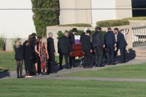  Jennifer Aniston, Courteney Cox, David Schwimmer, Lisa Kudrow, Matthew Perry's Funeral