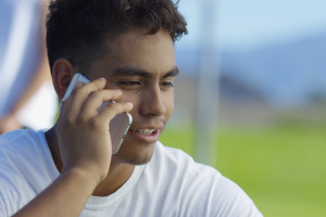 hablando por telefono.png