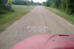 Investigan mensajes antiinmigrantes que aparecieron en un condado hispano en el centro de Texas