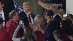 "¡Enciérrenlo!": Trump abucheado en el estadio en el quinto juego de la Serie Mundial de béisbol