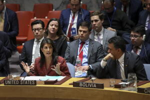 La embajadora de los Estados Unidos ante las Naciones Unidas, Nikki Haley, habla después del tercer proyecto de resolución para crear una nueva investigación para encontrar la culpa del ataque con armas químicas la semana pasada en Duma, Siria.