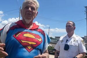 La detención llamó la atención luego de que autoridades difundieran imágenes del hombre con traje de Superman.