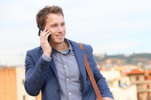 hombre llamando por su smartphone.jpg
