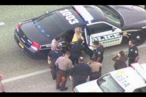 Mujer patea ventanilla de patrulla policial