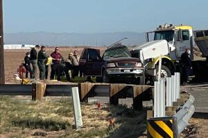 La escena después del accidente vial en Holtville, California, el 2 de marzo del 2021. Foto tomada de KYMA. (KYMA via AP)