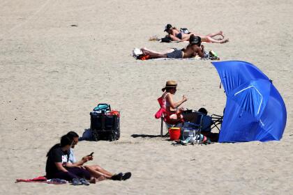 Coronavirus: Ignoran regla de distancia social y acuden en masa a esta playa de California 11 En algunas zonas fue posible cumplir con el distanciamiento social. Sin embargo, durante el día la costa recibió a cientos de visitantes.