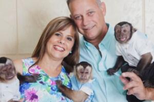 Familia Sánchez con sus hijos monos capuchino