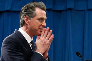 gavin newsom toque de queda.jpg
