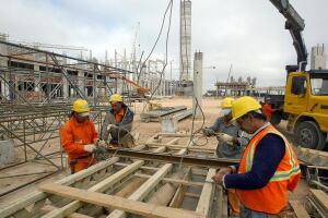 Obreros de la empresa Botnia trabajan el