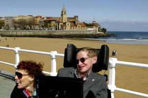 Stephen Hawking en una playa de Gijón, el norte de España, en 2005.