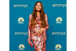chrissy-teigen-fotos-premios-emmy-2022-baby-bump.jpg