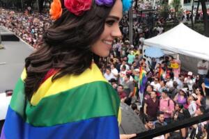 Luz Elena González en marcha gay