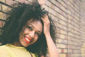 mujer-sonriendo-cabello-rizado.jpg