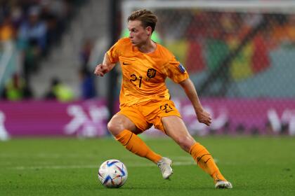 DOHA, QATAR - NOVEMBER 21: Frenkie de Jong of Netherlands in action during the FIFA World Cup Qatar 2022 Group A match between Senegal and Netherlands at Al Thumama Stadium on November 21, 2022 in Doha, Qatar. (Photo by Dean Mouhtaropoulos/Getty Images)