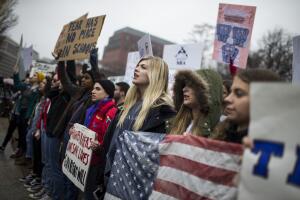 Decenas de estudiantes protestan frente a la Casa Blanca para pedir control de armas