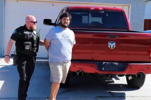 Padre acusado de asesinato por la muerte de su hijo de 2 años durante inundación en Barstow.