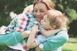 familia-filhos-abraco-1217-1400x800.jpg
