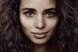 mujer-castana-con-pecas.jpg