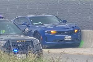 Autoridades encontraron a dos personas muertas con aparentes heridas de bala dentro de un vehículo estrellado en el suroeste de San Antonio.