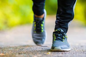 caminhada-tenis-exercicio-1216-1400x800.jpg