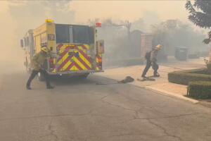 Mountain Fire obliga a evacuaciones masivas en condado de Ventura y destruye docenas de hogares