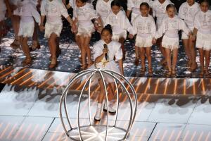 jennifer-lopez-emme-muñiz-super-bowl-show-jaulas.jpg
