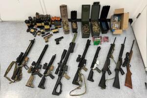 Descubrimiento de tráfico de armas por parte de la División Olympic de la policía de Los Ángeles: Arrestos y confiscación de armas. Operativo policial en curso.