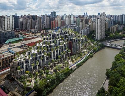 ‘1000 Trees’ está localizado en una zona residencial a 20 minutos del centro de Shanghái, al lado del distrito de artes M50 y un parque público. Tiene la forma de dos montañas cubiertas de árboles y pobladas por cientos de columnas.