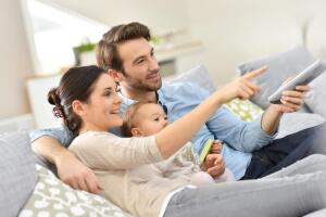 familia-ve-television-hijos-bebes.jpg