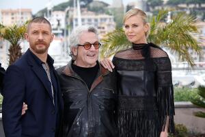 Charlize Theron y Tom Hardy con el director de Mad Max: Fury Road, George Miller