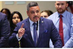 Eddie Cabán será el primer latino en dirigir el Departamento de Policía de Nueva York, aunque lo hará temporalmente.
