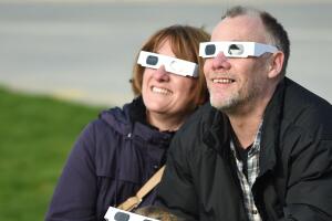 Lo mejor para tu mascota es evitar las multitudes durante el eclipse solar, ya que el cambio podría ponerlos nerviosos