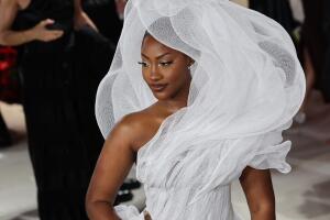 TEMS usó en los Premios Oscar 2023 este vestido blanco de tul de Lever Couture.
