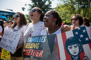 Desde Rhode Island, Gabriela Domenzain (centro) y Amiece German, viajaron el 30 de junio a Washington DC para participar en una protesta contra la política de separar familias indocumentadas capturadas en la frontera.