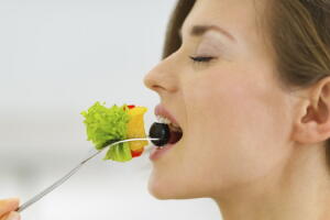 Comer devagar e mastigar bem os alimentos: só chatice ou tem fundamento na dieta?