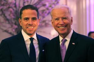 El exvicepresidente Joe Biden y su hijo Hunter.