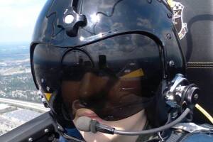 Ashley Pruitt en un avión militar