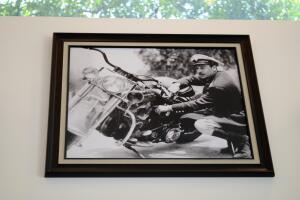 Fotografía de Pedro Infante con su motocicleta en el museo del cantante