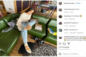 Rosalía tiene un tatuaje en el pie con las letras 'RR'.