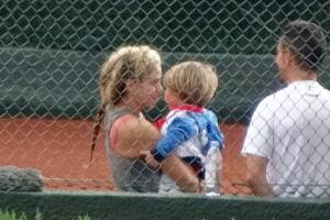 Shakira con Piqué y Sasha en sus clases de tenis