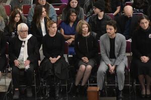 Diego Luna y sus hijos Fiona y Jerónimo en homenaje postúmo a Alejandro Luna (1).jpg