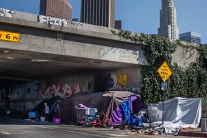 Trump firma una orden ejecutiva que permitirá remover a personas sin hogar de las calles.